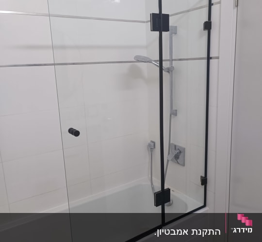 מקלחון עם דלת זכוכית וברז מקלחת